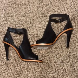 NWT Vince Camuto Black Leather Open-Toe Ankle Strap Heels with Tan Trim 7.5